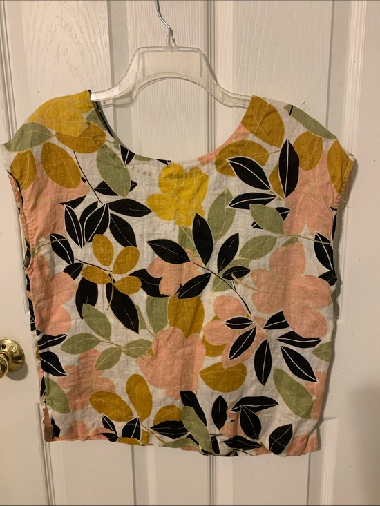 Rachel Zoe Tops - Rachel Zoe Linen Boxy Top with button up back in floral print  -  size M